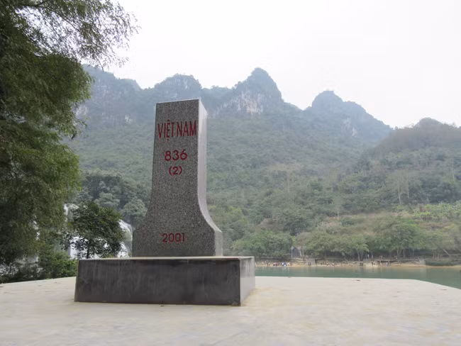  Cột mốc biên giới đánh dấu chủ quyền lãnh thổ.