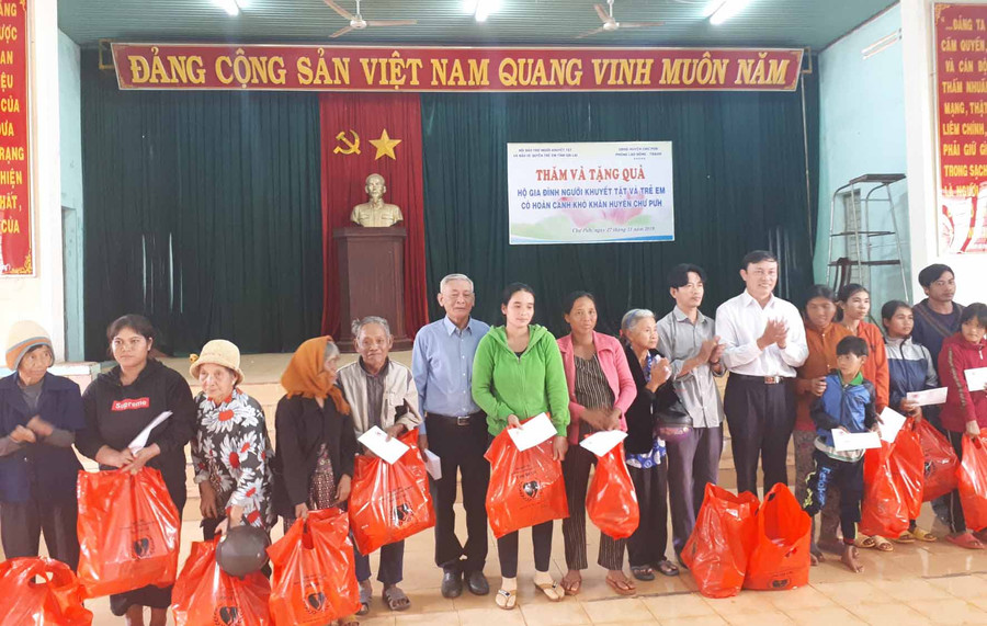 Trao quà cho người khuyết tật và trẻ em mồ côi trên địa bàn huyện Chư Pưh. Ảnh: Hà Phương