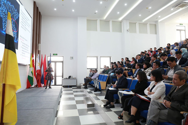 Các đại biểu tham gia hội nghị nghe diễn giả chia sẻ thông tin tại phiên khai mạc sáng 2.12- Ảnh Bảo Anh Các đại biểu tham gia hội nghị nghe diễn giả chia sẻ thông tin tại phiên khai mạc sáng 2.12- Ảnh Bảo Anh