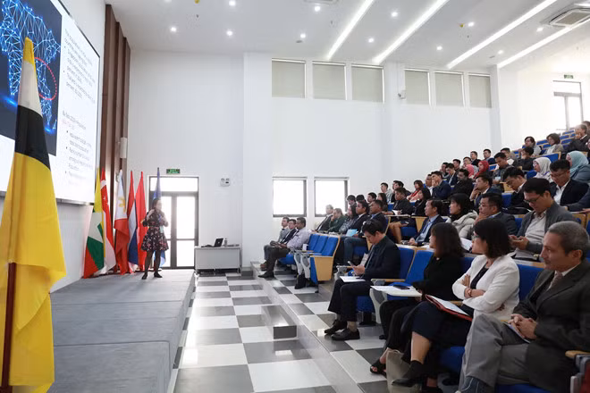 Các đại biểu tham gia hội nghị nghe diễn giả chia sẻ thông tin tại phiên khai mạc sáng 2.12- Ảnh Bảo Anh