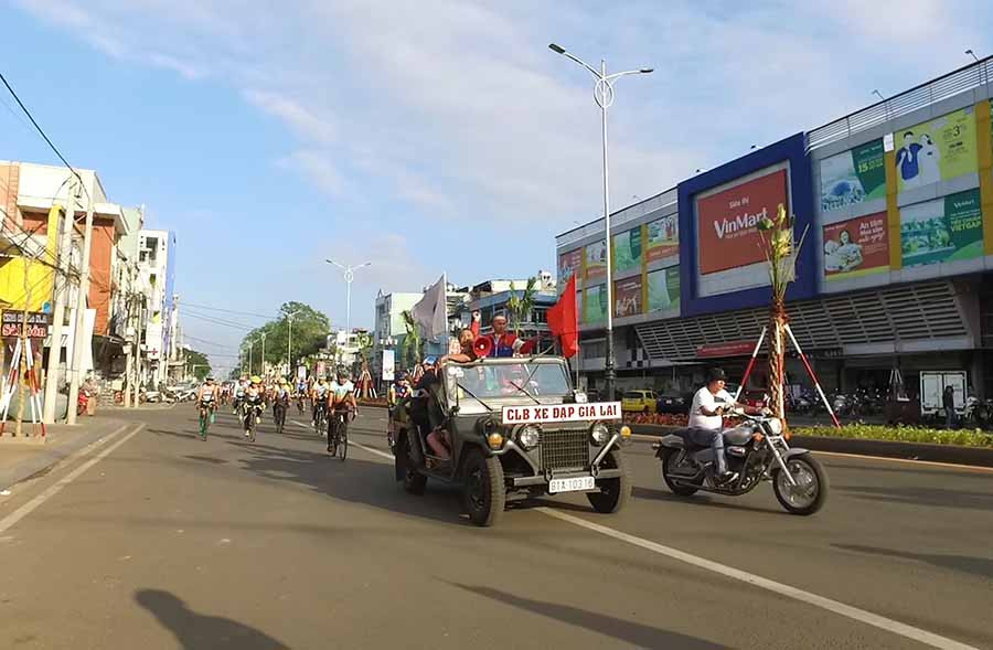  Các câu lạc bộ diễu hành trên các tuyến phố Pleiku. Ảnh: Hà Phương