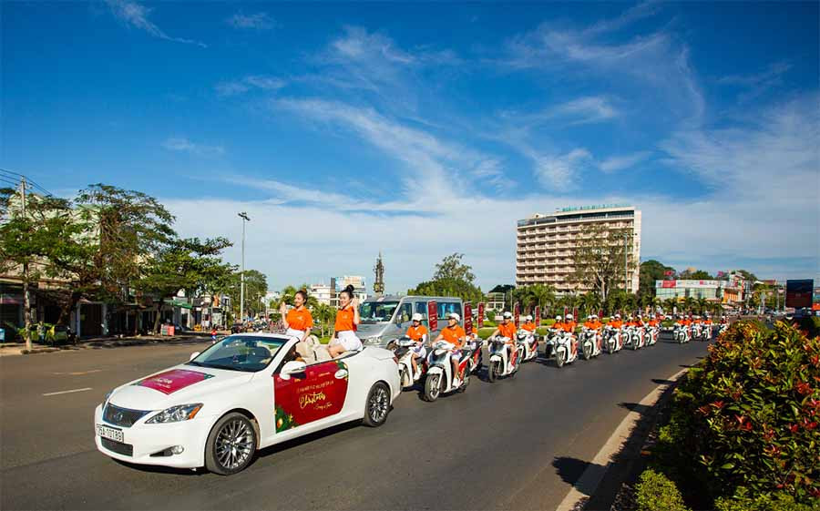 Dàn PG diễu hành trên các tuyến phố chính tại TP. Pleiku.