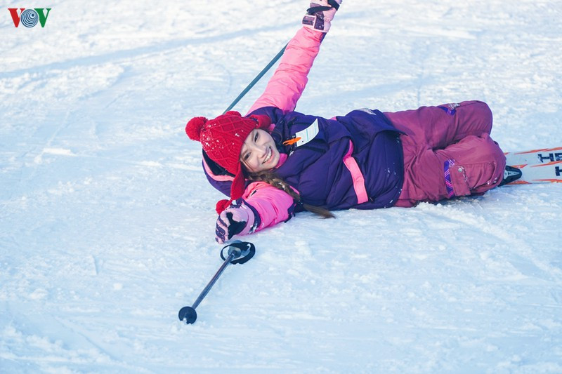 Sân tập luôn ồn ã tiếng cười bởi phần lớn mọi người đều ngã nhào, rất vất vả để đứng vững và di chuyển trên tuyết. Sân tập luôn ồn ã tiếng cười bởi phần lớn mọi người đều ngã nhào, rất vất vả để đứng vững và di chuyển trên tuyết.