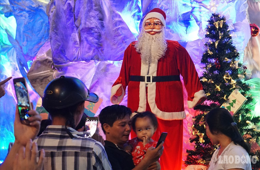 Dự kiến trong những ngày cận kề giáng sinh, dòng người kéo về khu xóm đạo càng đông đúc hơn.