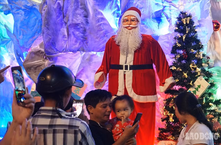 Dự kiến trong những ngày cận kề giáng sinh, dòng người kéo về khu xóm đạo càng đông đúc hơn.