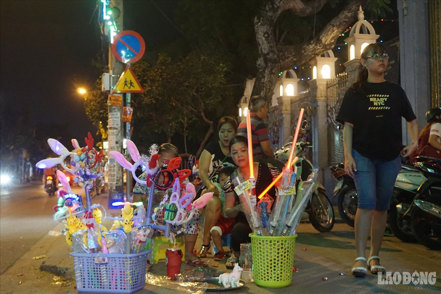 Những tiểu thương nhanh chóng đổ về đây bày bán những mặt hàng như: đèn nháy, tai thỏ, bong bóng... phục vụ nhu cầu đa dạng của khách hàng, đặc biệt là trẻ em.