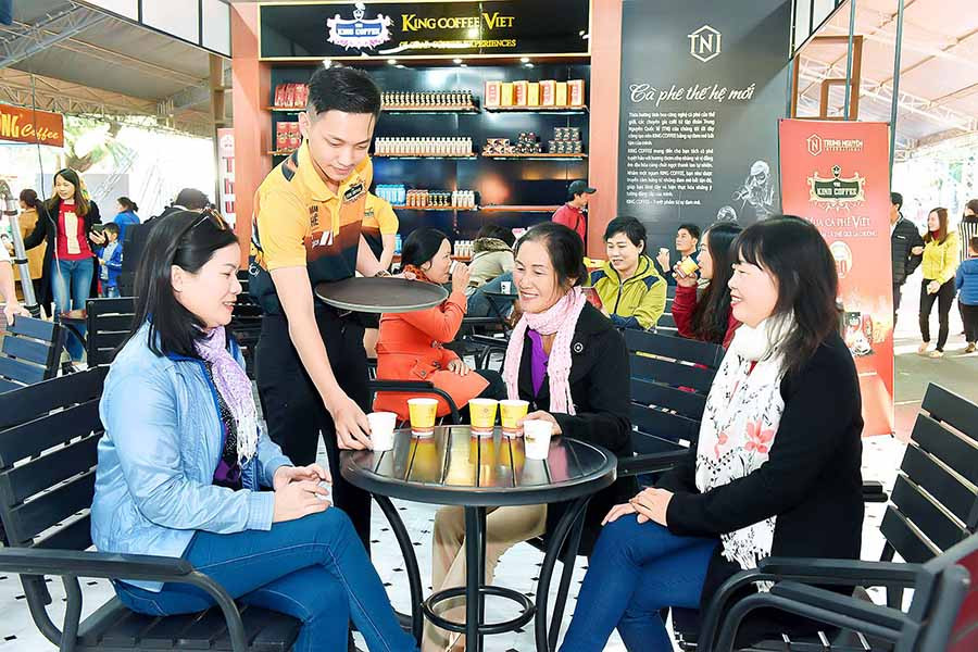  Khách tham quan được trải nghiệm, thưởng thức cà phê miễn phí. Ảnh: Đức Thụy