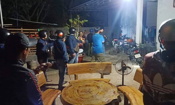 Lực lượng công an vây quanh nhà của Hải khi các đối tượng cố thủ bên trong. Lực lượng công an vây quanh nhà của Hải khi các đối tượng cố thủ bên trong.