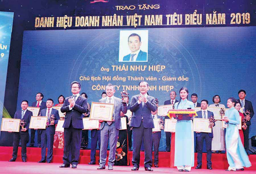  Ông Thái Như Hiệp-Giám đốc Công ty TNHH Vĩnh Hiệp (hàng đầu, đứng thứ 2 từ trái sang) nhận danh hiệu Doanh nhân Việt Nam tiêu biểu năm 2019 (Ảnh nhân vật cung cấp).