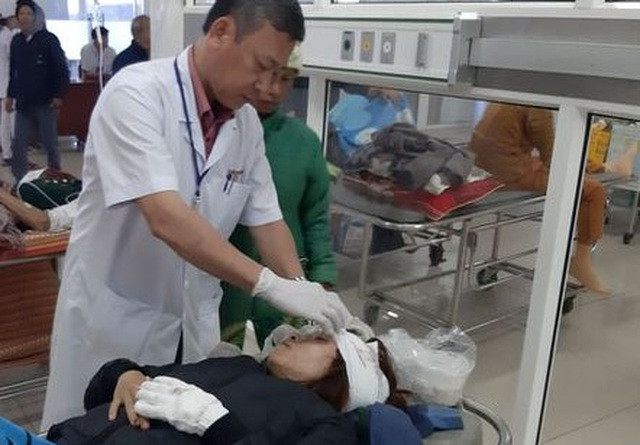 Chị H'H được đưa đến bệnh viện cấp cứu sau khi bị chồng bắn.