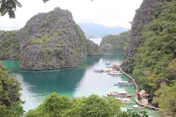 Một bãi tắm ở đảo Coron. Nước xanh như ngọc và hầu như không có một cọng rác - Ảnh: MINH KHUÊ