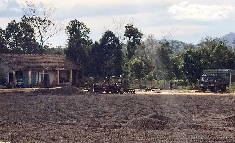  Gia đình ông Trần Đăng Thi phơi cà phê trên sân bóng và xay xát cà phê ở dãy nhà cấp 4 gần đó. Ảnh: T.D