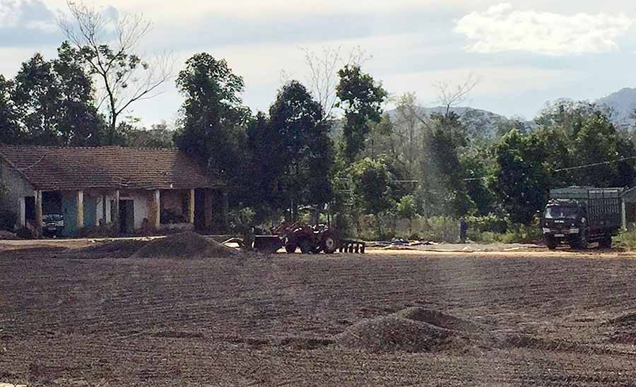  Gia đình ông Trần Đăng Thi phơi cà phê trên sân bóng và xay xát cà phê ở dãy nhà cấp 4 gần đó. Ảnh: T.D