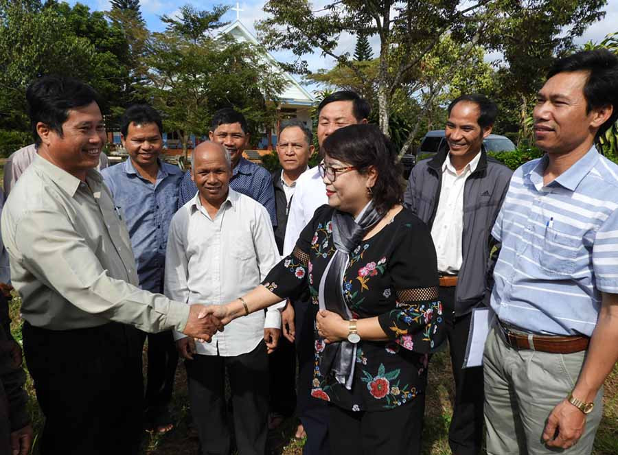  Phó Chủ tịch Thường trực Ủy ban MTTQ Việt Nam tỉnh Đinh Thị Giang thăm chi hội Tin lành Plei Bui (huyện Chư Pah) nhân dịp giáng sinh. Ảnh: T.N