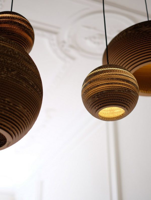 Khung đèn nâu đất kết hợp với bóng lấy ý tưởng từ hình sao hỏa, trong hệ mặt trời. Khung đèn nâu đất kết hợp với bóng lấy ý tưởng từ hình sao hỏa, trong hệ mặt trời.