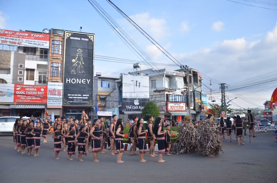 Đội cồng chiêng “nhí” của phường Yên Đổ biểu diễn trên đường Lê Lợi. Ảnh: P.L