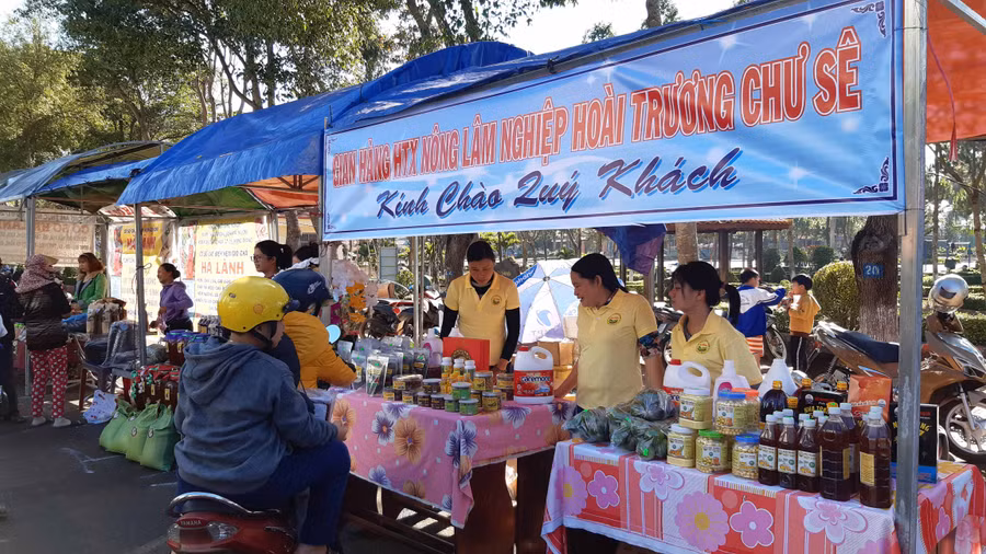 Các gian hàng tham gia phiên chợ nông sản an toàn. Ảnh: Anh Quân