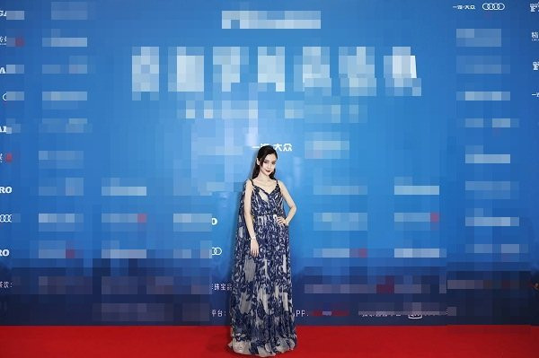 Vợ Huỳnh Hiểu Minh luôn tỏa sáng trên các thảm đỏ mùa cuối năm