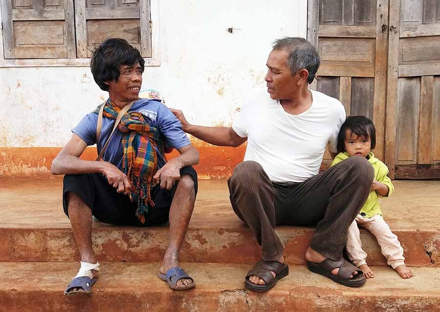 Ông Joah (giữa) thăm hỏi tình hình sức khỏe ông Hnêl. Ảnh: N.N  Ông Joah (giữa) thăm hỏi tình hình sức khỏe ông Hnêl. Ảnh: N.N