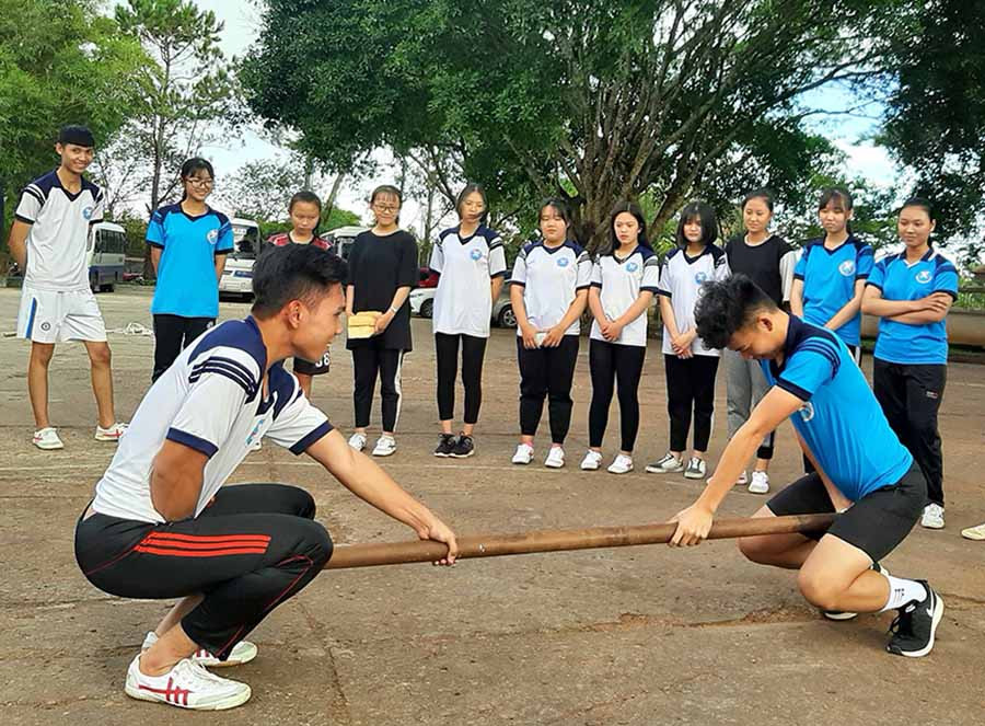  Học sinh Trường THPT Pleiku tích cực tập luyện môn đẩy gậy chuẩn bị tham dự HKPĐ tỉnh Gia Lai năm 2019. Ảnh: M.V