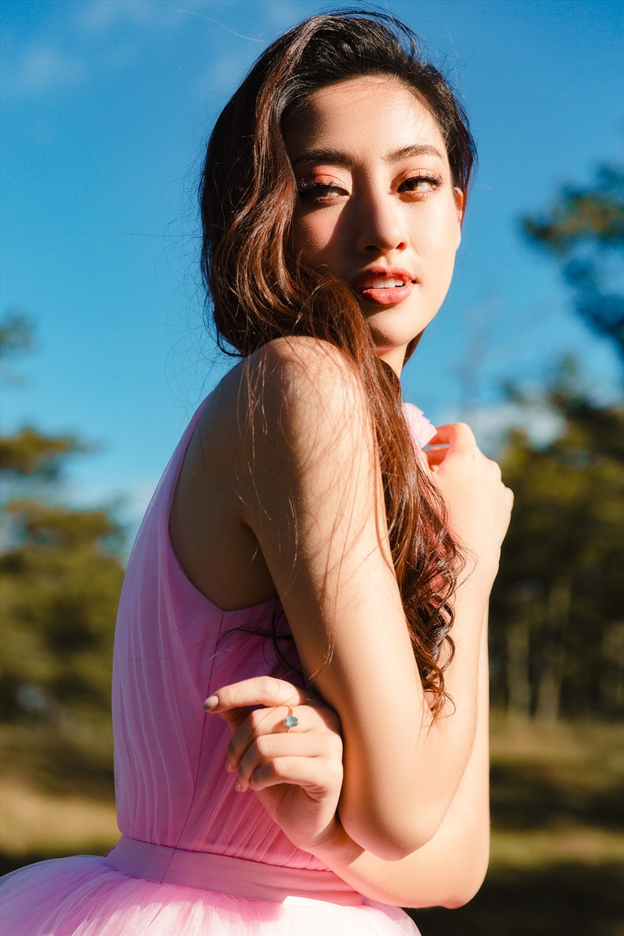 Để chụp được bộ ảnh này Lương Thuỳ Linh phải thức dậy từ 2 giờ sáng để trang điểm và làm tóc và chỉ có vỏn vẹn 5 phút để “thả dáng” cùng bình minh. Ảnh: Nguyễn Trường Sơn.