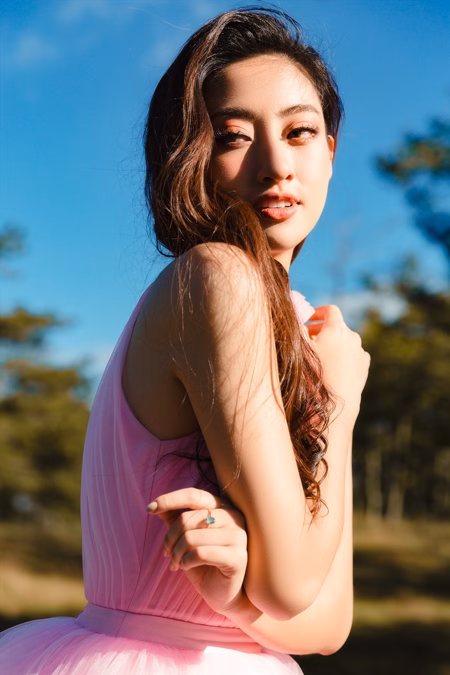 Để chụp được bộ ảnh này Lương Thuỳ Linh phải thức dậy từ 2 giờ sáng để trang điểm và làm tóc và chỉ có vỏn vẹn 5 phút để “thả dáng” cùng bình minh. Ảnh: Nguyễn Trường Sơn.