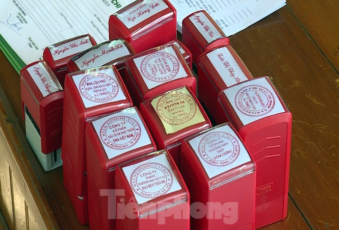 Hàng chục con dấu giả là tang vật trong vụ án. Hàng chục con dấu giả là tang vật trong vụ án.