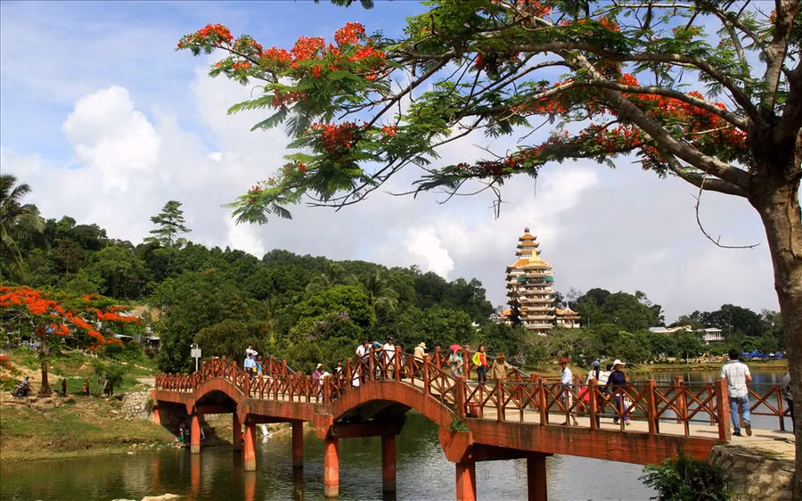 Với vị trí đặc biệt này tự thân Chùa Lá đã sở hữu vị thế độc đáo. Hơn thế nữa, chùa lại hướng mặt ra hồ Thủy Liêm. Đây là hồ nước thiên tạo rất độc đáo. Ảnh: Chùa Lá nhìn từ chùa Phật Lớn. Ảnh: L.T