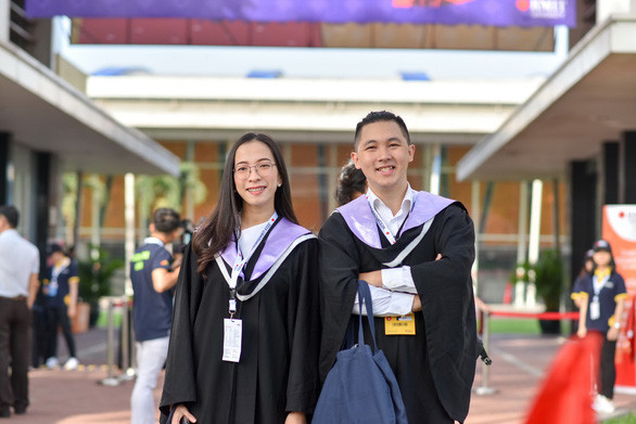  Lưu Thái Quang Khải (phải) trong ngày tốt nghiệp ĐH - Ảnh: NHÃ TRÂN