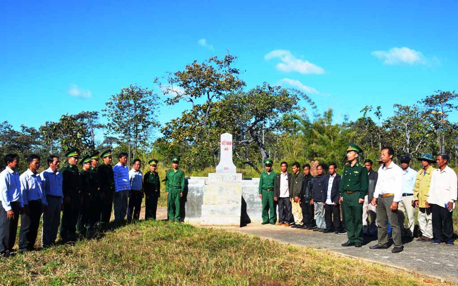 Chính quyền và nhân dân 2 xã thăm cột mốc 40. Ảnh: Vĩnh Hoàng