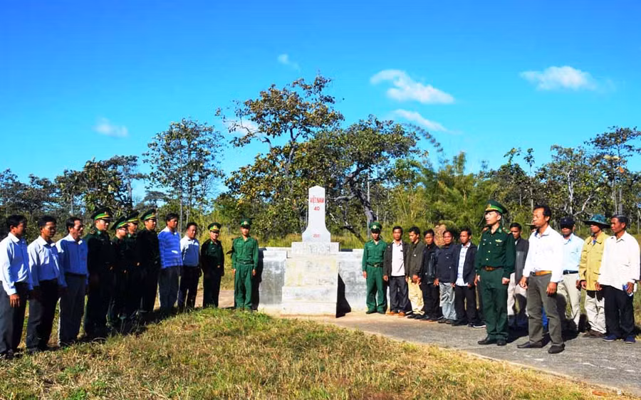 Chính quyền và nhân dân 2 xã thăm cột mốc 40. Ảnh: Vĩnh Hoàng