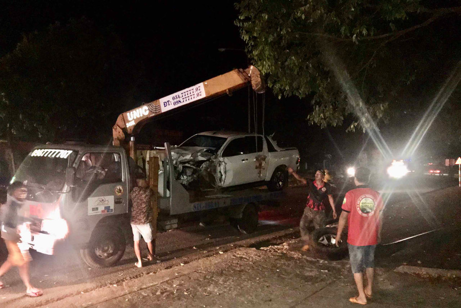 Chiếc xe bán tải bị hư hỏng nặng sau vụ tai nạn. Ảnh: Văn Ngọc