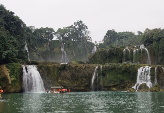 Dòng sông Quây Sơn dưới chân thác.