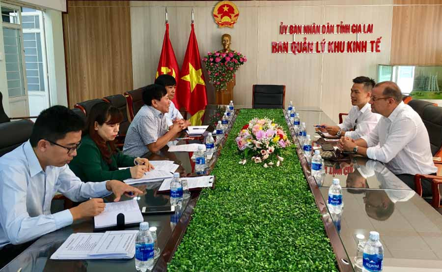  Ban Quản lý Khu Kinh tế tỉnh tiếp nhà đầu tư Thụy Sĩ đến tìm hiểu môi trường đầu tư tại Gia Lai. Ảnh: H.D