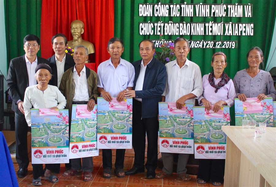 Chủ tịch UBND tỉnh Vĩnh Phúc Nguyễn Văn Trì trao tặng phần quà Tết của tỉnh đến các hộ dân Vĩnh Phúc đi xây dựng kinh tế mới tại xã Ia Peng. Ảnh: Hồng Thi