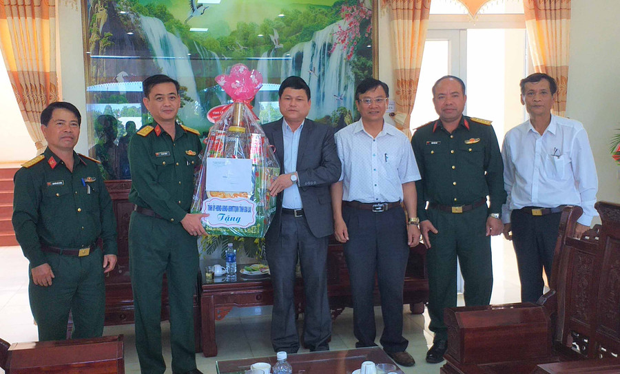 Ông Nguyễn Văn Quân thăm, chúc mừng Lữ đoàn Công binh 280. Ảnh: Đinh Yến