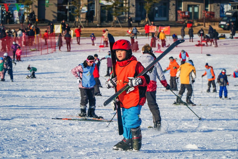 Các dốc trượt được thiết kế với độ dốc và khoảng cách đa dạng, phù hợp với mọi đối tượng từ chưa biết gì đến chuyên nghiệp. Người mới có thể đăng ký lớp hướng dẫn trong khoảng 2 giờ, làm quen đường trượt trong khu vực cơ bản có độ dốc thoai thoải. Các dốc trượt được thiết kế với độ dốc và khoảng cách đa dạng, phù hợp với mọi đối tượng từ chưa biết gì đến chuyên nghiệp. Người mới có thể đăng ký lớp hướng dẫn trong khoảng 2 giờ, làm quen đường trượt trong khu vực cơ bản có độ dốc thoai thoải.
