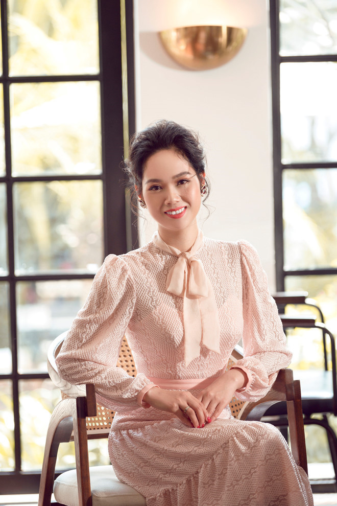  Năm 2002, Hoa hậu Phạm Thị Mai Phương trở thành đại diện Việt Nam đầu tiên tranh tài tại Miss World. Cô sở hữu chiều cao 1,69m, số đo hình thể 84-59-86, từng đăng quang Hoa hậu Việt Nam cùng năm. Lần đầu “mang chuông đi đánh xứ người