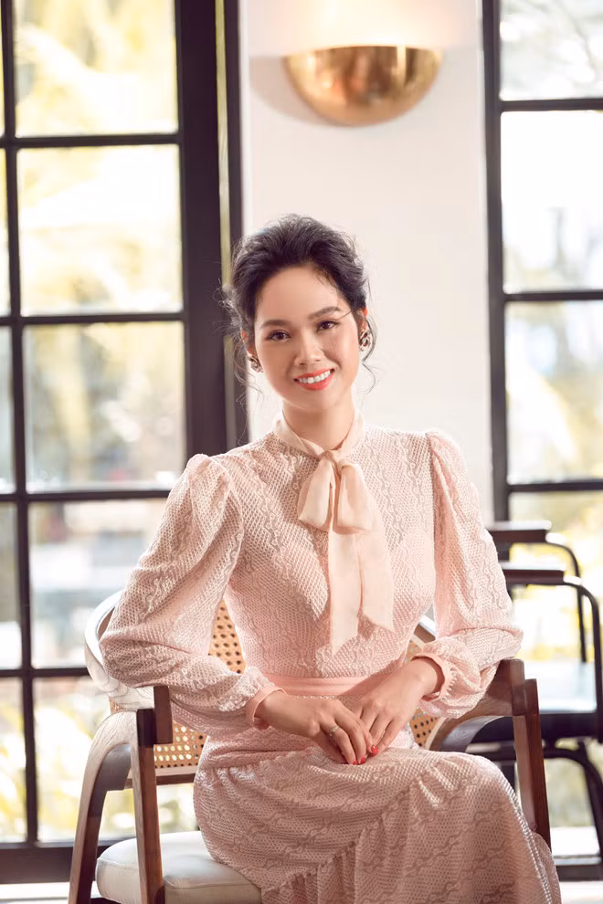  Năm 2002, Hoa hậu Phạm Thị Mai Phương trở thành đại diện Việt Nam đầu tiên tranh tài tại Miss World. Cô sở hữu chiều cao 1,69m, số đo hình thể 84-59-86, từng đăng quang Hoa hậu Việt Nam cùng năm. Lần đầu “mang chuông đi đánh xứ người