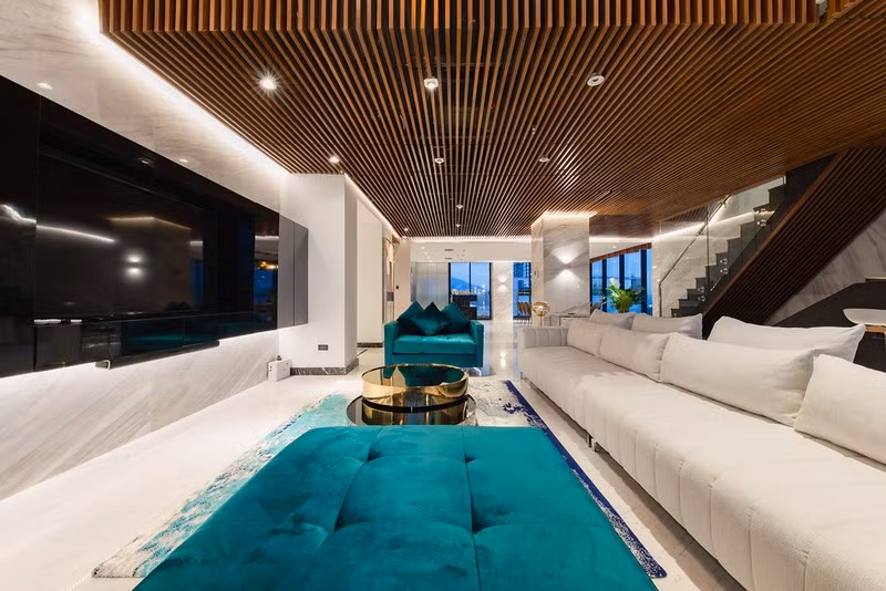 Màu sắc ghế sofa hòa lẫn với tông màu của đá cẩm thạch.