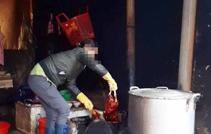 Vịt được nhúng trong dung dịch lạ trước khi làm sạch lông. Ảnh: Gia Nguyễn