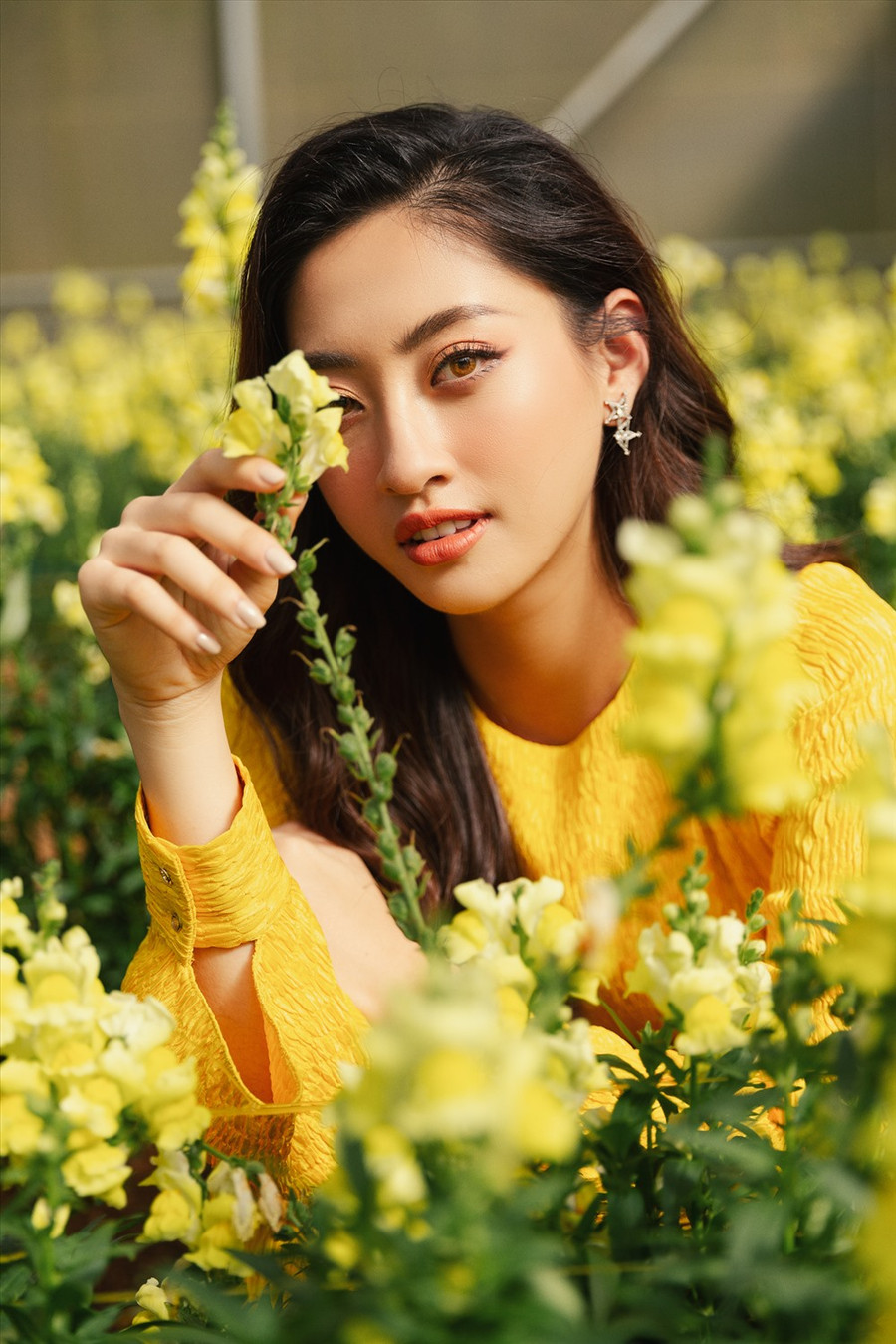 Sau đó cô đã nhanh chóng cùng ekip đi đến nhiều địa điểm khác để ghi hình cho chuỗi hoạt động của mùa lễ hội. Cô chia sẻ kỷ niệm đáng nhớ nhất của mình tại Đà Lạt là dịp được gặp gỡ và giao lưu cùng những người con của thành phố ngàn hoa sau một ngày làm việc. Ảnh: SV. 