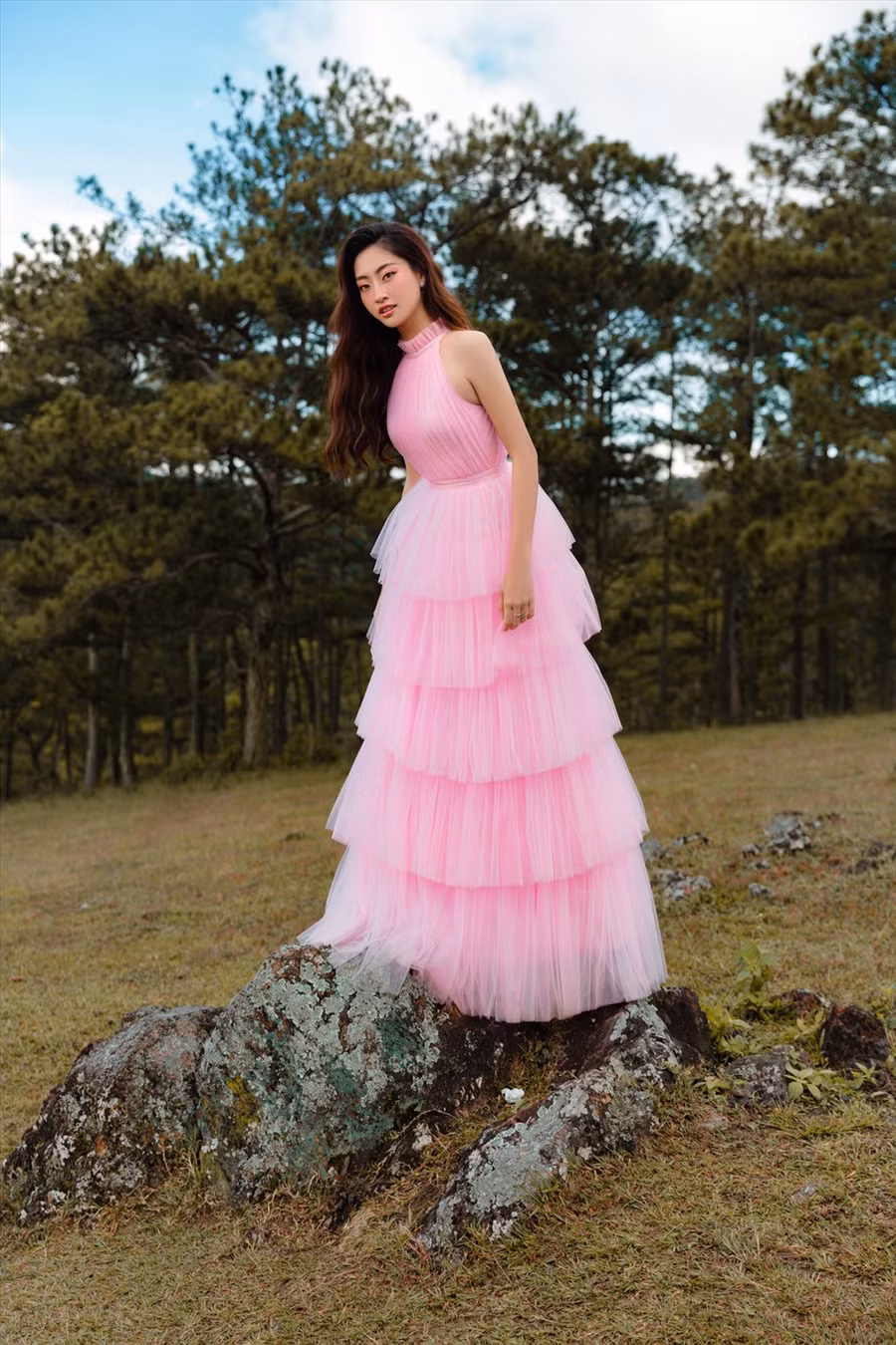 Ngay sau đó, Lương Thuỳ Linh sẽ có mặt tại Đà Lạt với vai trò là đại sứ hình ảnh của Festival Hoa Đà Lạt 2019. Để quảng bá cho Festival năm nay, Lương Thuỳ Linh đã tung ra loạt ảnh mới mơ màng trên đồi cỏ hồng Đà Lạt. Ảnh: Nguyễn Trường Sơn.