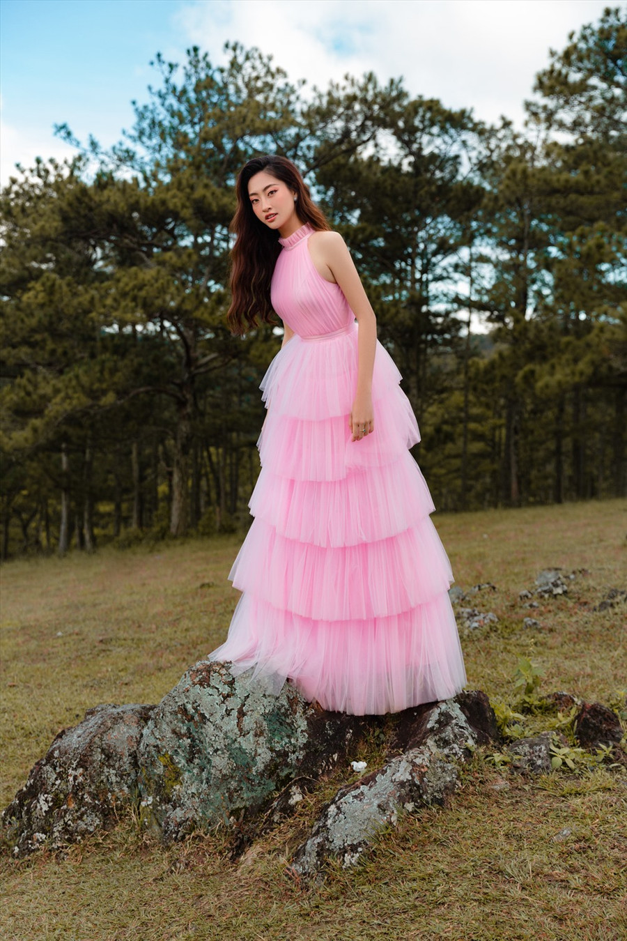 Ngay sau đó, Lương Thuỳ Linh sẽ có mặt tại Đà Lạt với vai trò là đại sứ hình ảnh của Festival Hoa Đà Lạt 2019. Để quảng bá cho Festival năm nay, Lương Thuỳ Linh đã tung ra loạt ảnh mới mơ màng trên đồi cỏ hồng Đà Lạt. Ảnh: Nguyễn Trường Sơn.