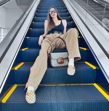 Được mệnh danh là "nữ hoàng Gucci" của Vbiz, Hồ Ngọc Hà diệu cây đồ hiệu sang chảnh. Được mệnh danh là