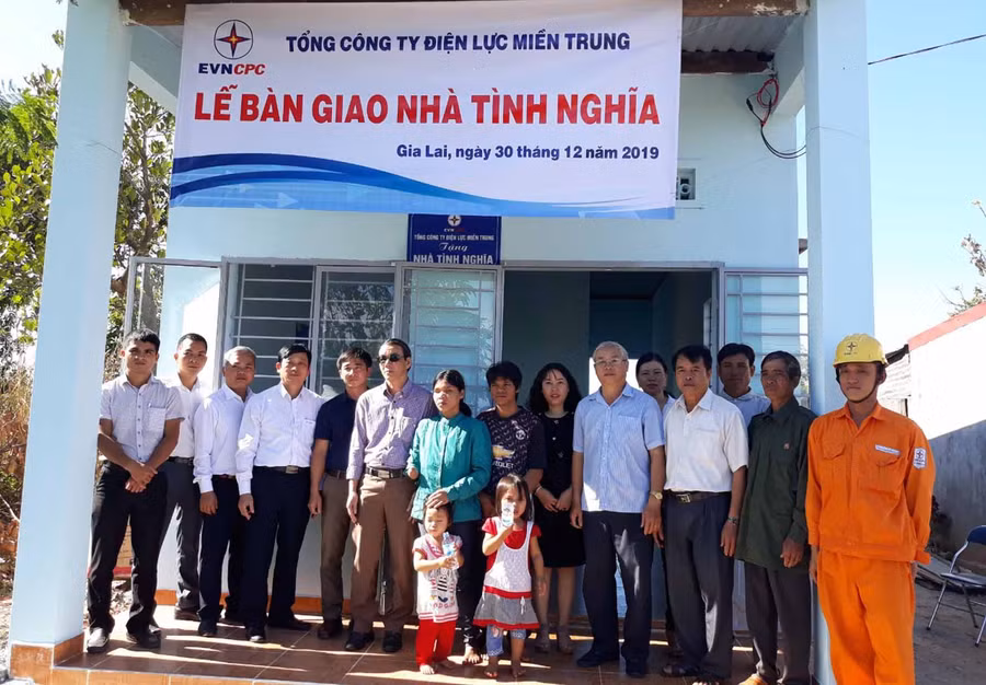 Quang cảnh lễ bàn giao nhà tình nghĩa cho gia đình bà Rơ Lan Hmuh ở thôn Tào Ròng, xã Ia Pal, huyện Chư Sê. Ảnh: Hà Phương