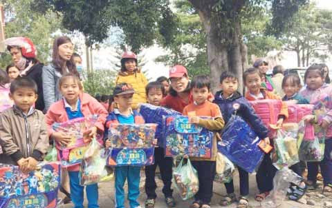 Tặng quà cho học sinh khó khăn xã Ayun. Ảnh: Hồng Ngọc Tặng quà cho học sinh khó khan xã Ayun. Ảnh: Hồng Ngọc