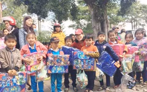 Tặng quà cho học sinh khó khan xã Ayun. Ảnh: Hồng Ngọc