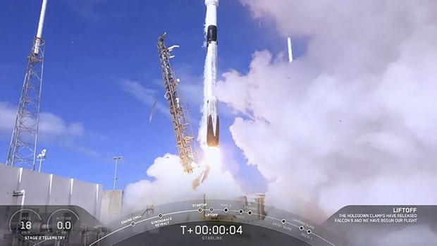 Tên lửa Falcon 9 mang theo 60 vệ tinh nhỏ rời bệ phóng ở căn cứ không quân Mũi Canaveral, bang Florida, Mỹ ngày 11/11 vừa qua. (Ảnh: AFP/TTXVN)  Tên lửa Falcon 9 mang theo 60 vệ tinh nhỏ rời bệ phóng ở căn cứ không quân Mũi Canaveral, bang Florida, Mỹ ngày 11/11 vừa qua. (Ảnh: AFP/TTXVN)