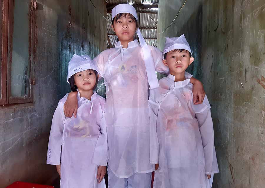 3 đứa con của vợ chồng anh Hoàng đều còn nhỏ. Ảnh: L.G